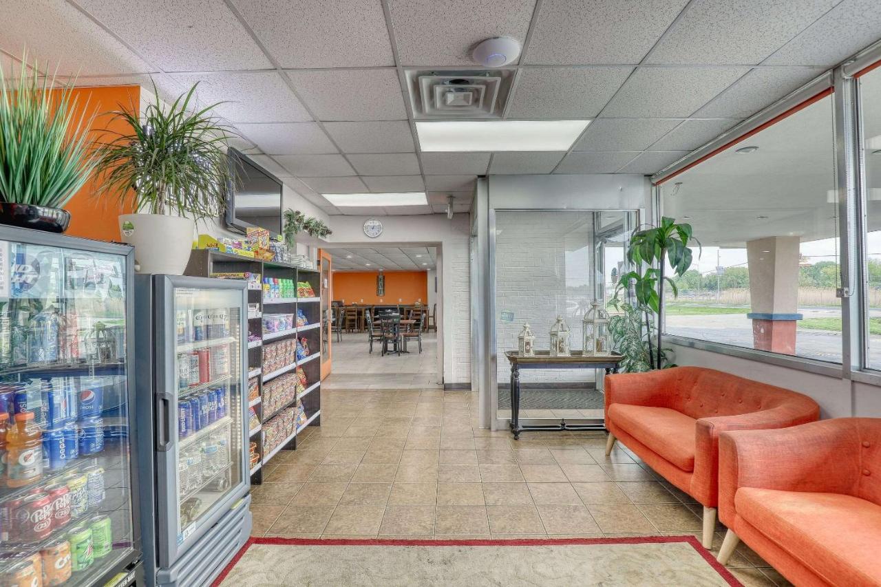 Suburban Studios Neenah-Appleton Exterior photo